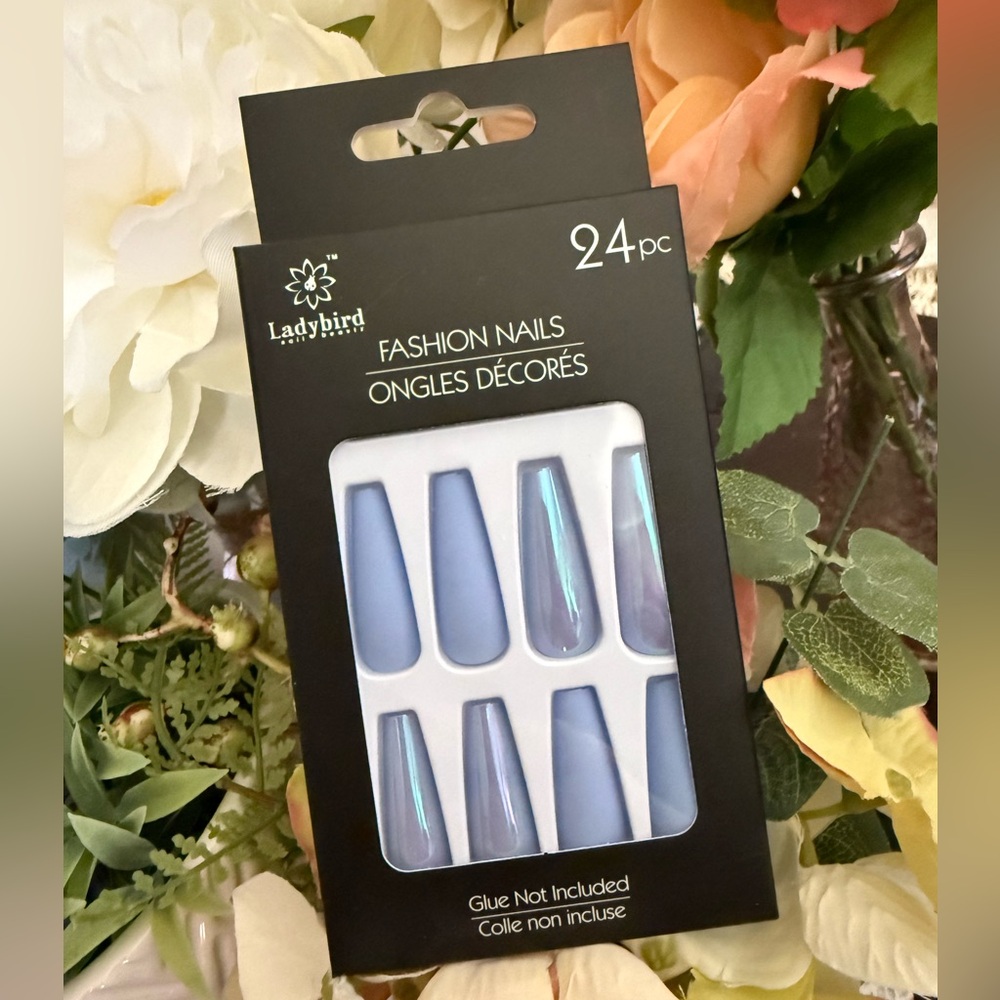 🆕💅🏻 LADYBIRD 24 PIECE FASHION NAILS. BRAND NEW FACTORY SEALED.